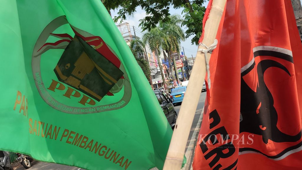 Bendera partai politik dipasang di pinggir Jalan Cinere Raya, Depok, Jawa Barat, Rabu (30/3/2022). Meskipun pemilu masih dua tahun lagi, partai politik mulai melakukan "pemanasan" salah satunya dengan memasang atribut partai di tempat umum.