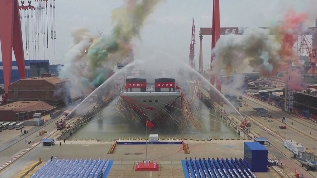Tangkapan layar yang diambil dari video yang dirilis oleh lembaga penyiaran negara China, CCTV,  menunjukkan upacara peluncuran Fujian, kapal induk Tentara Pembebasan Rakyat (PLA), di galangan kapal di Shanghai pada 17 Juni 2022. Kapal ini yang pertama dirancang dan dibangun sendiri oleh China, menandai kemajuan militer besar bagi negara adidaya Asia.