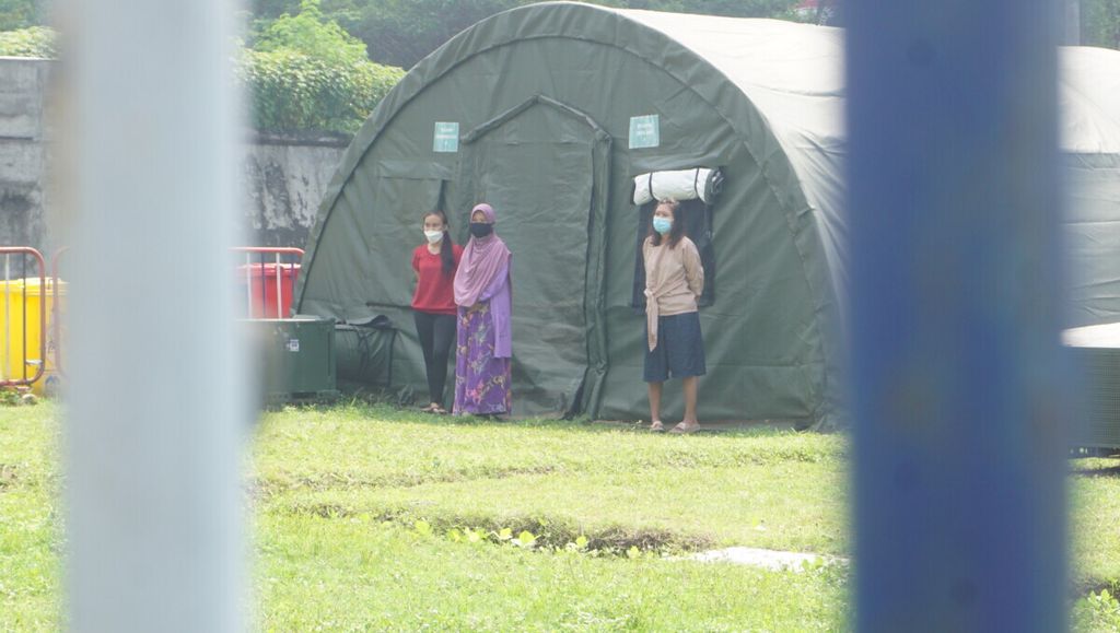 Sejumlah warga yang tengah menjalani perawatan di Rumah Sakit Lapangan Covid-19, Benteng Vastenburg, Kota Surakarta, Jawa Tengah, Rabu (30/6/2021). 