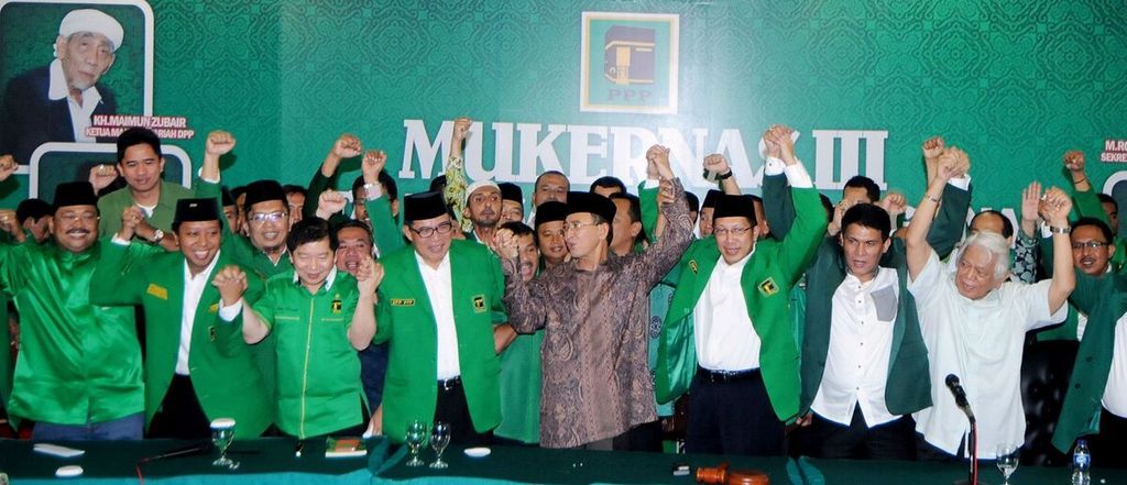 Ketua Umum Partai Persatuan Pembangunan (PPP) Suryadharma Ali (tengah) bersama jajaran pengurus partai mengangkat tangan bersama seusai Musyawarah Kerja Nasional III di Cisarua, Bogor, Jawa Barat, Kamis (24/4/2014). 