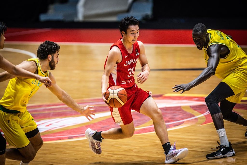 Penembak andalan Jepang, Keisei Tominaga, menggiring bola di tengah kepungan pemain Australia pada laga perempat final Piala Asia FIBA 2022 di Istora Senayan, Jakarta, Kamis (21/7/2022). Dia mencetak delapan kali lemparan tiga angka.