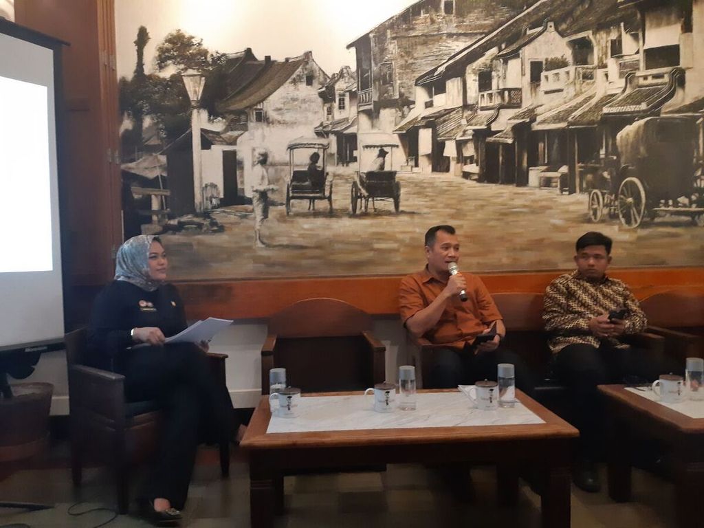 Direktur Jenderal Hak Asasi Manusia Kementerian Hukum dan Hak Asasi Manusia Dhahana Putra (dua dari kiri) dan anggota Komisi Pemilihan Umum, Idham Holik (kanan), dalam diskusi BedaHAM: Menakar Implementasi dan Proyeksi HAM Pemilu di Jakarta, Jumat (24/11/2023).
