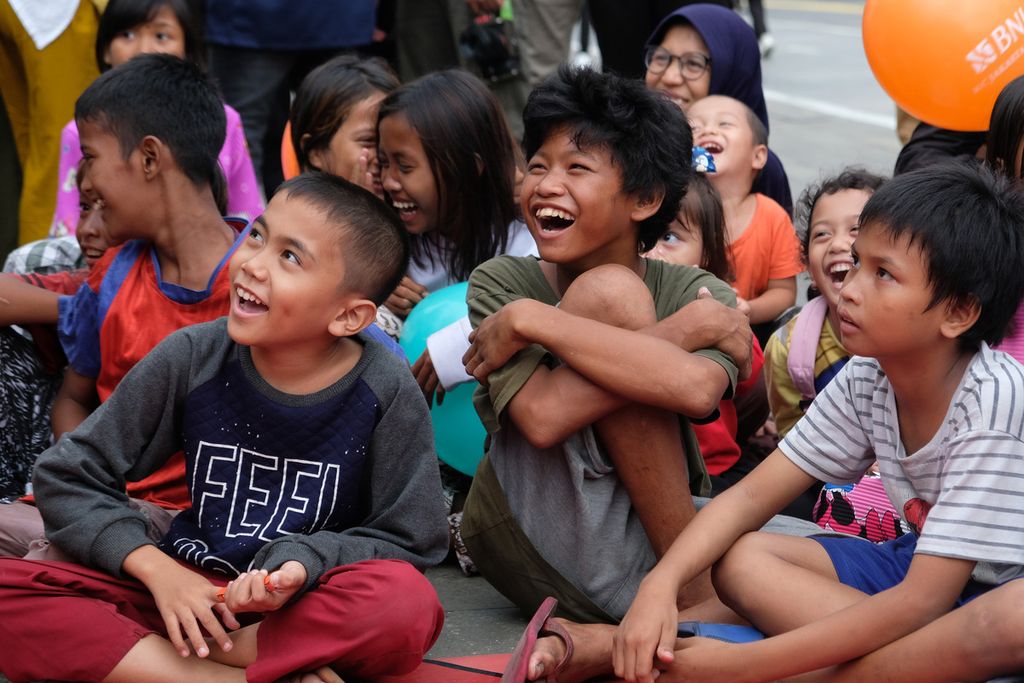 Anak-anak tertawa saat mendengarkan cerita di kawasan Kota Tua, Jakarta, Sabtu (12/11/2022). Acara yang berlangsung dari tanggal 12 sampai 13 November tersebut bertujuan untuk mengenalkan permainan tradisional kepada generasi muda. 