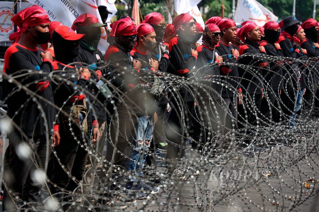 Barikade kawat berduri yang menjadi pembatas untuk pengamanan area saat berlangsungnya unjuk rasa buruh dan mahasiswa di depan Kantor DPRD Jawa Tengah, Kota Semarang, Selasa (6/8/2022). 
