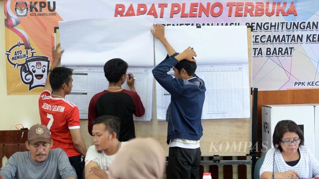 Petugas Panitia Pemilihan Kecamatan (PPK) melakukan rekap suara Pemilu 2019 di Kantor Kecamatan Kebon Jeruk, Jakarta Barat, Jumat (3/5/2019). Rekapitulasi hasil perhitungan surat suara Pemilu 2019 tingkat kota di Jakarta Barat direncanakan akan dimulai pada Minggu (5/5/2019).