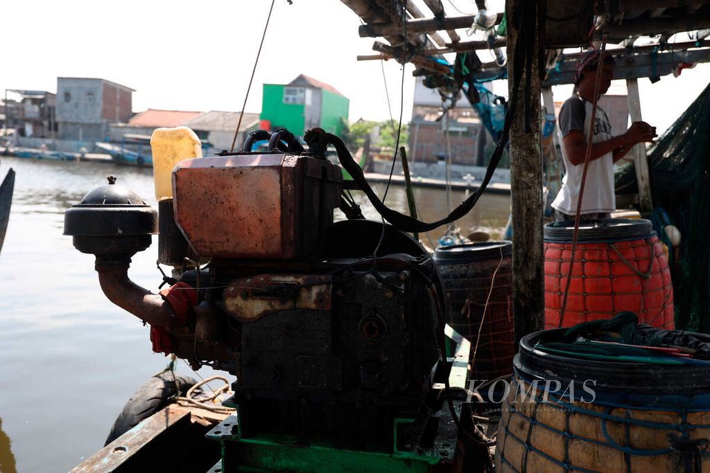 Mesin yang mengonsumi bakan bakar solar dan digunakan pada perahu nelayan di Kampung Nelayan Tambaklorok, Kota Semarang, Jawa Tengah, Jumat (26/8/2022). Menurut data Kesatuan Nelayan Tradisional Indonesia (KNTI) selama periode 2016-2020 jumlah kuota BBM solar subsidi yang diterima nelayan dalam kisaran 1,9 juta kiloliter hingga 2 juta kiloliter per tahun. 