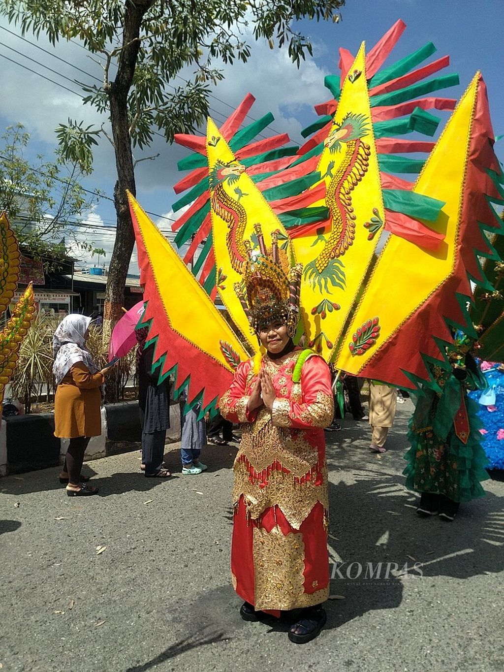Dwi memperlihatkan kostum yang dipakainya dalam Bontang City Carnival 2023. Pesan dari kostum itu menjaga kebersihan laut Bontang.