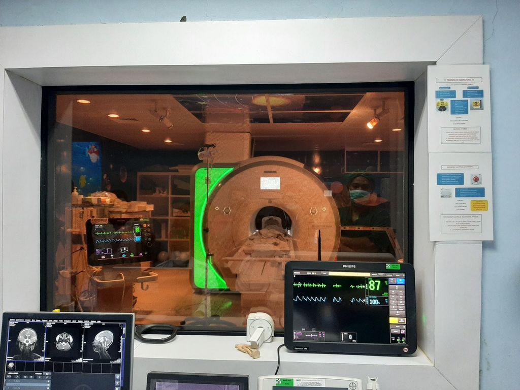  Layanan MRI jantung di RSAB Harapan Kita, Jakarta, Kamis (15/12/2022).