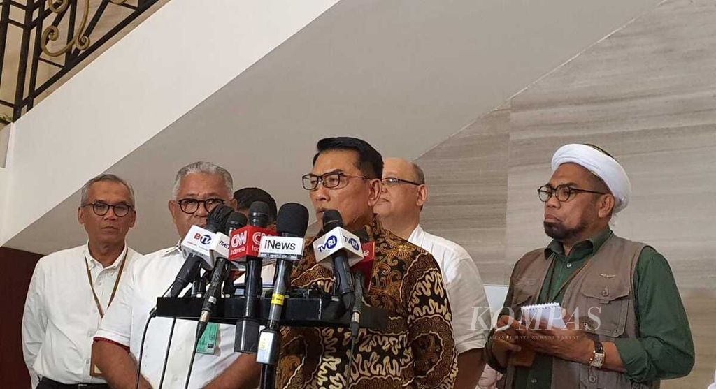 Kepala Staf Kepresidenan Moeldoko memberikan keterangan kepada wartawan seusai mengumumkan Sekolah Staf Presiden Batch 2 yang sudah mulai berlangsung di Kantor KSP, Gedung Bina Graha, Jakarta, Senin (3/7/2023).