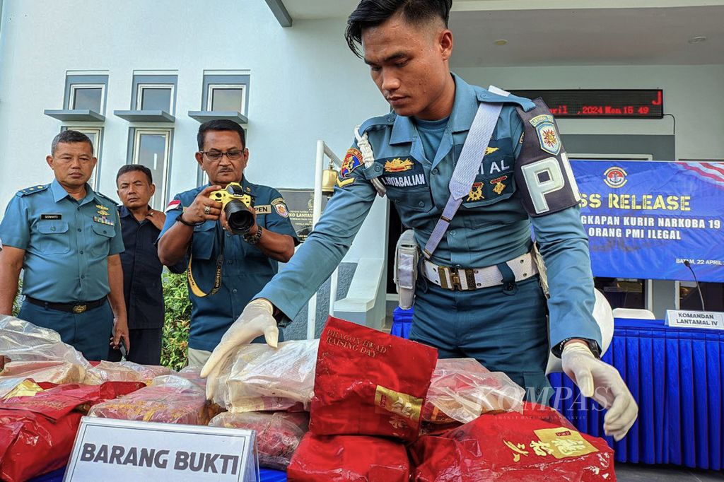 Prajurit TNI Angkatan Laut menata barang bukti kasus penyelundupan sabu saat konferensi pers di Markas Komando Lantamal IV, Batam, Senin (22/4/2024).