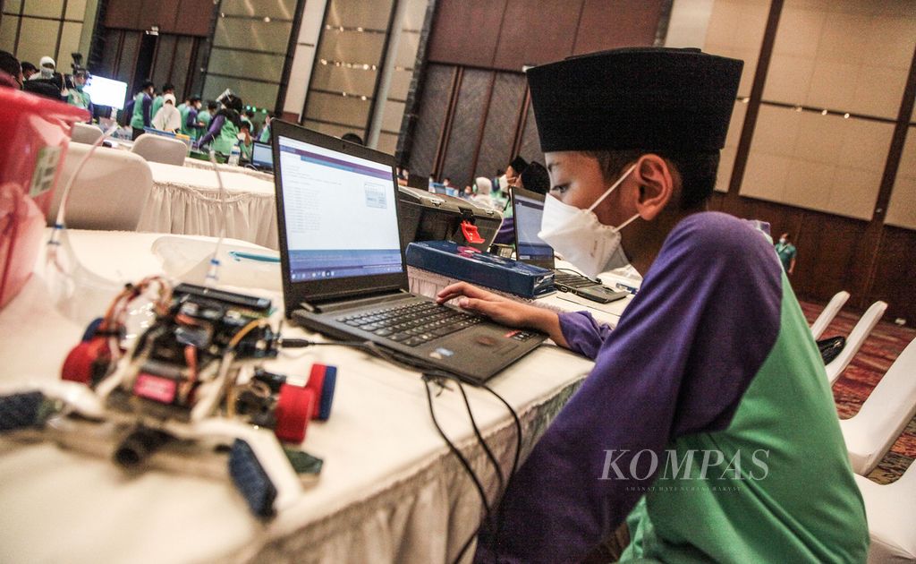 Sebanyak 82 tim madrasah yang lolos seleksi dari total 490 tim dari seluruh Indonesia, mengikuti Kompetisi Robot Madrasah yang digelar secara tatap muka di ICE BSD City, Tangerang, Minggu (17/10/2021). 