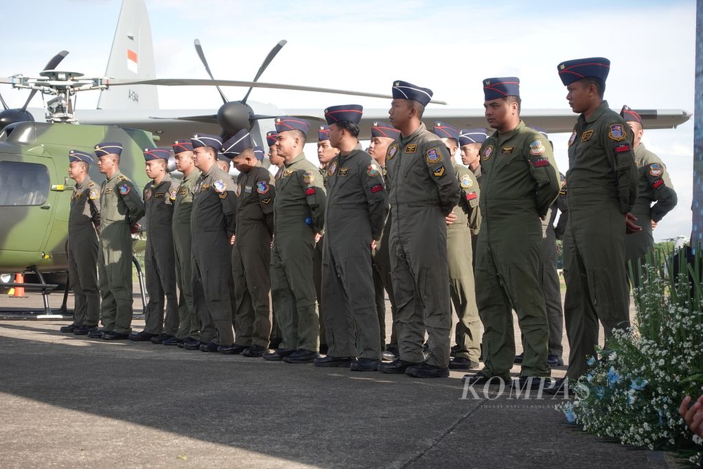 Para personel berbaris jelang acara penyerahan pesawat C-130J-30 Super Hercules A-1344 di Pangkalan TNI Angkatan Udara Halim Perdanakusuma, Jakarta, Rabu (24/1/2024).