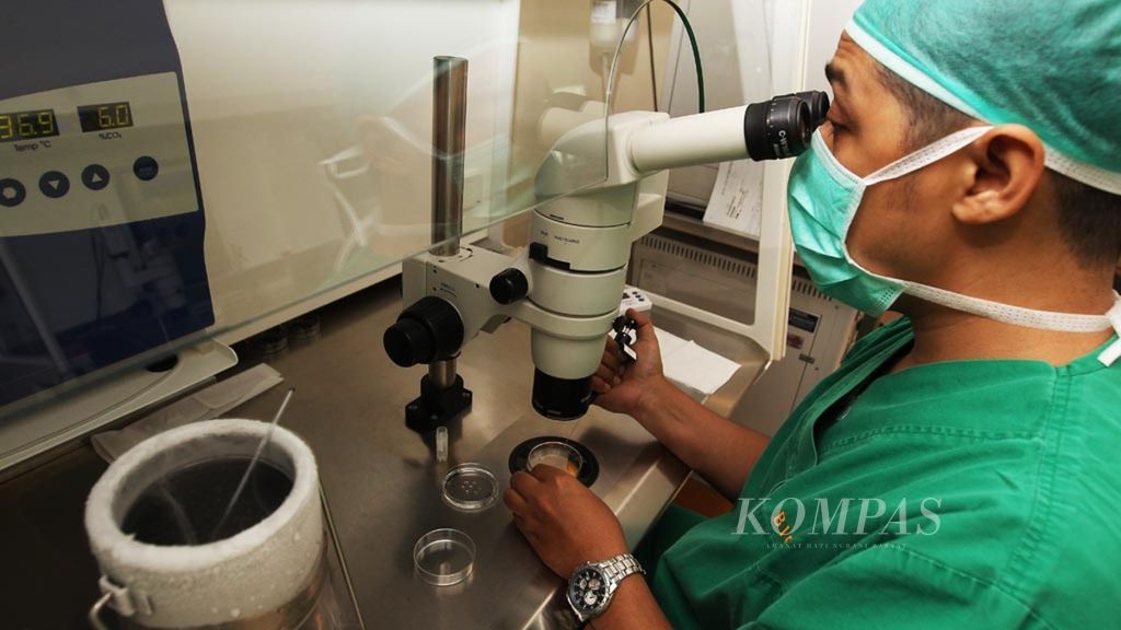 Dokter tengah membekukan embrio salah satu pasangan untuk disimpan di Klinik Kesuburan Morula IVF di Menteng, Jakarta, Sabtu (11/4/2015). Embrio yang disimpan biasanya menunggu kesiapan calon ibu untuk proses penanaman embrio di rahim dalam proses bayi tabung (<i>in-vitro fertilization</i>).