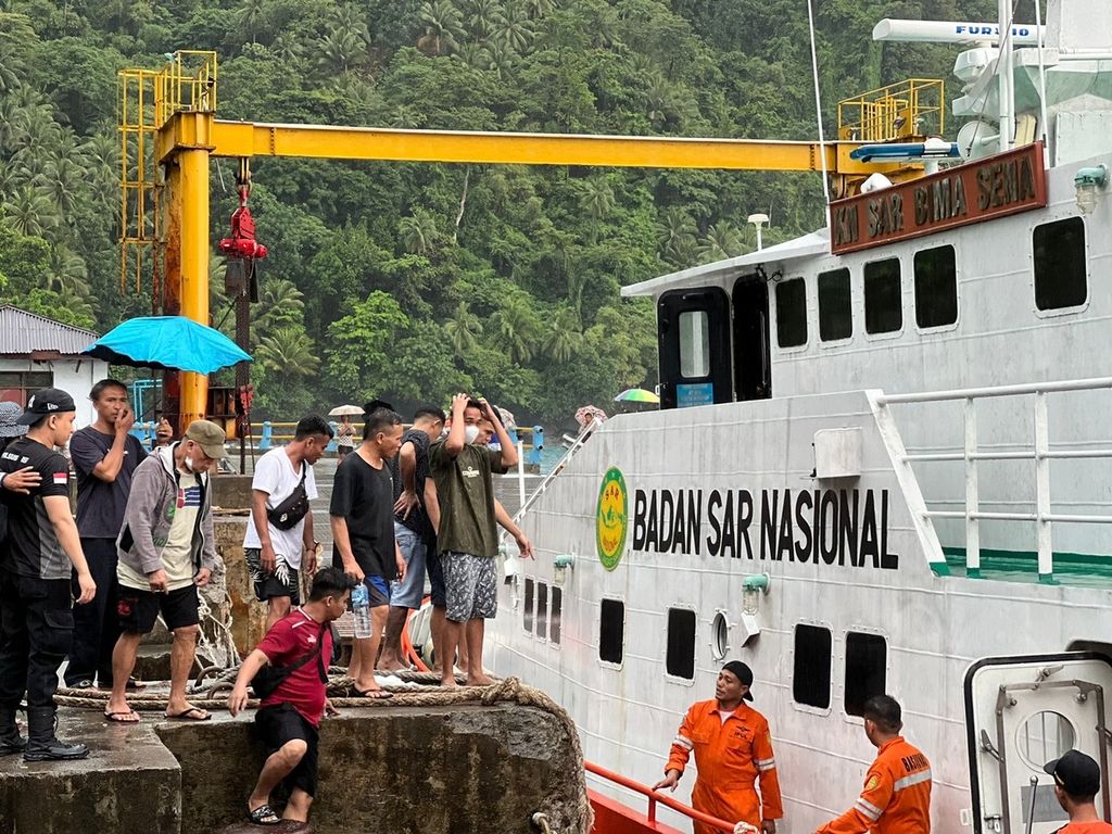 Proses evakuasi warga menggunakan kapal SAR KN Bima Sena di Pelabuhan Feri Minanga, Kabuoaten Kepulauan Sitaro, Sulawesi Utara, Kamis (18/4/2024).