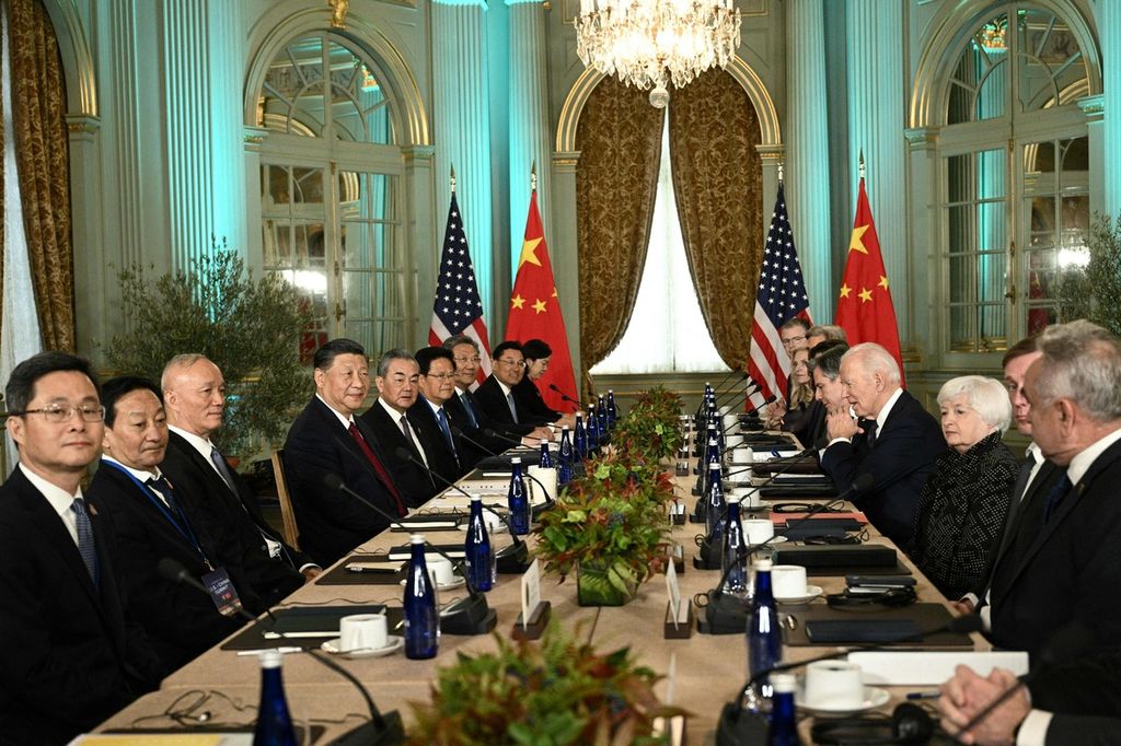 Presiden Joe Biden (keempat dari kanan) dan delegasi AS bertemu dengan Presiden Xi Jinping (keempat dari kiri) dalam pertemuan Para Pemimpin Kerja Sama Ekonomi Asia Pasifik (APEC) di Woodside, California, AS, 15 November 2023. 