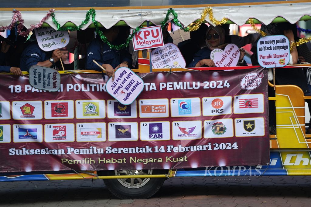 Panitia Pemilihan Kecamatan (PPK) Bekasi Timur meramaikan Kirab Pemilu 2024 di Alun-alun Kota Bekasi, Jawa Barat, Minggu (19/11/2023). 