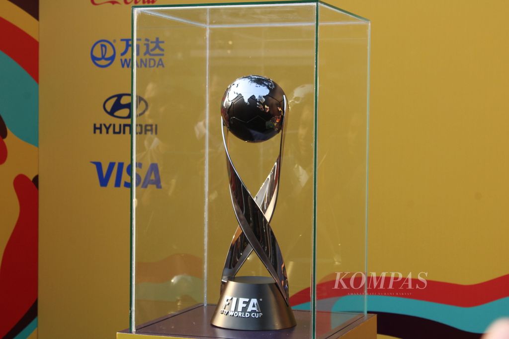 Trofi Piala Dunia U-17 dipamerkan dalam rangkaian Trophy Experience Piala Dunia U-17 2023 di Taman Cikapayang Dago, Kota Bandung, Jawa Barat, Minggu (22/10/2023). Piala ini bakal diperebutkan oleh 24 tim dari seluruh dunia dalam laga yang berlangsung 10 November sampai 2 Desember 2023.