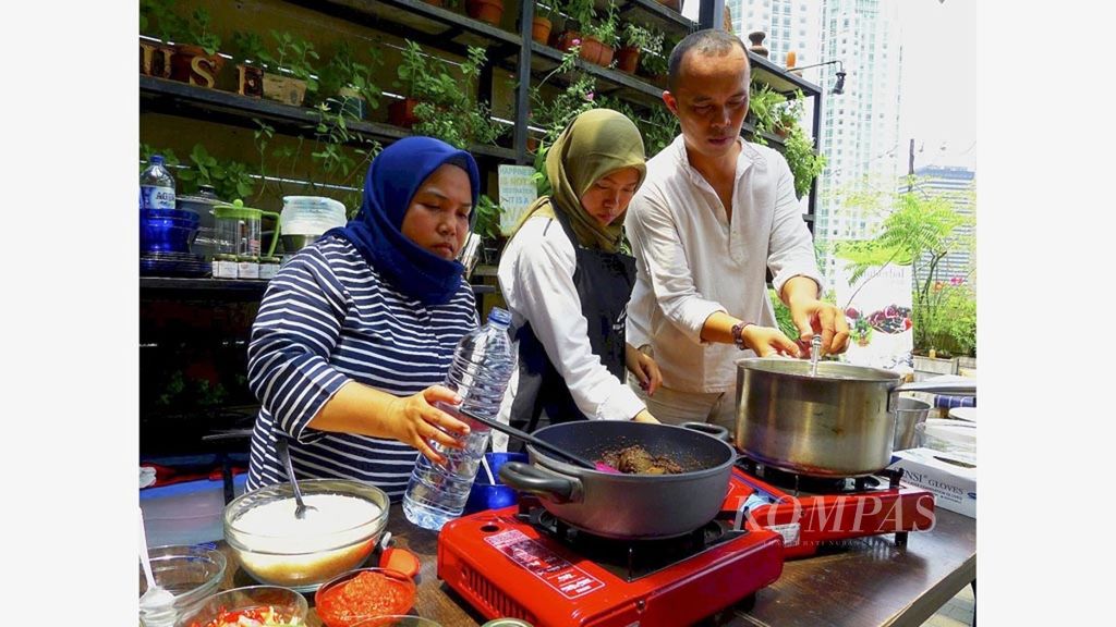 Mster of Cheese Jamie Najmi (kanan) menyiapkan santapan di sela Cooking Concert &amp; Charity Food Bazaar for Palu di Jakarta pada 29 Oktober 2018. Jamie menghidangkan keju yang dipilin dan dipotong-potong.