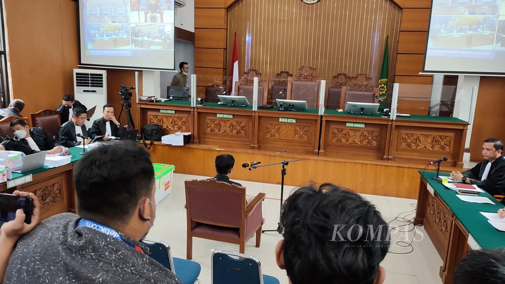 Terdakwa Richard Eliezer Pudihang Lumiu memasuki ruang sidang di Pengadilan Negeri Jakarta Selatan, Selasa (25/10/2022). 