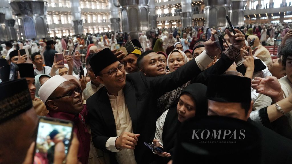Warga mengelilingi bakal calon presiden Anies Baswedan setelah shalat Idul Fitri di Masjid Istiqlal, Jakarta, Sabtu (22/4/2023).