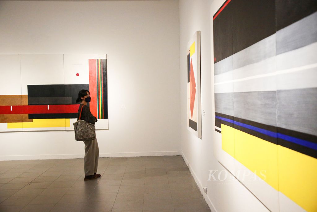 Pengunjung mengamati lukisan karya perupa Nunung WS berjudul "An-Nisa 2021" dalam pameran dengan tema<i> Infusions Into Contemporary Art </i>di Galeri Nasional Indonesia di Jakarta, Kamis (31/3/2022).