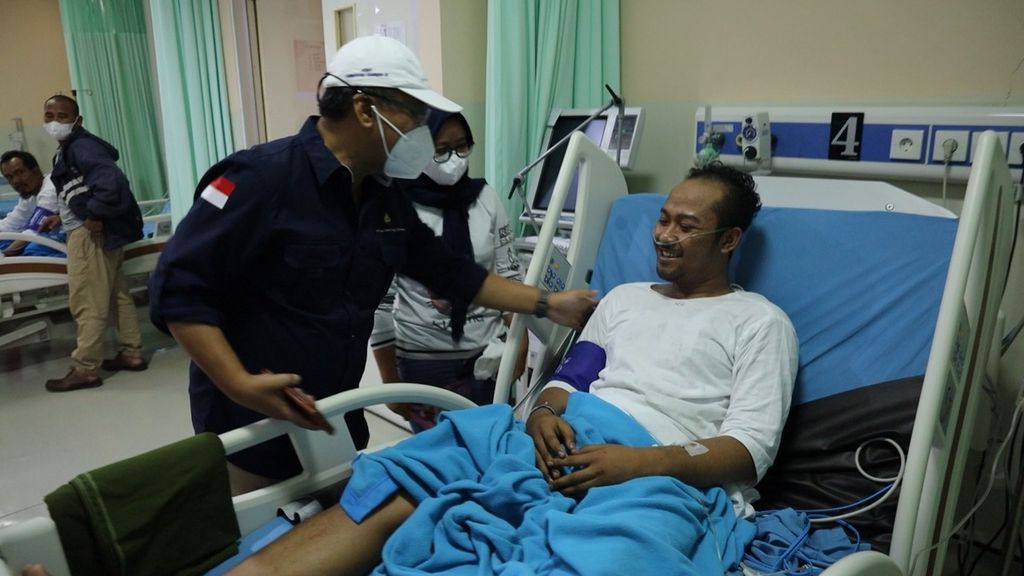 Jajaran direksi PT Geo Dipa Energi mengunjungi korban kecelakaan kerja di RSUD KRT Setjonegoro, Wonosobo, Jawa Tengah, Senin (14/3/2022).
