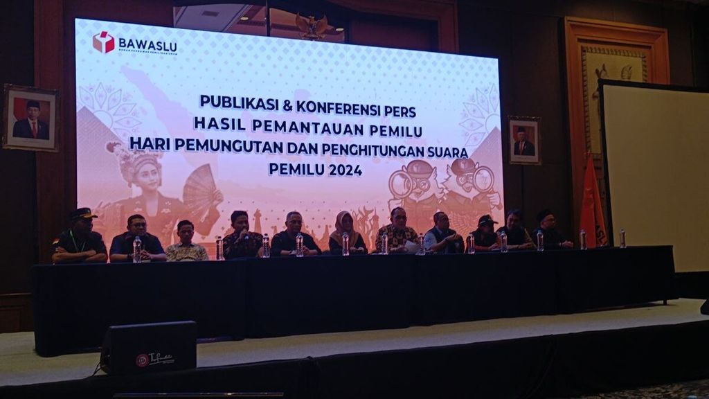 Bawaslu menggelar konferensi pers Hasil Pemantauan Pemungutan dan Penghitungan Suara Pemilu 2024 oleh Pemantau Pemilu, Kamis (15/2/2024).