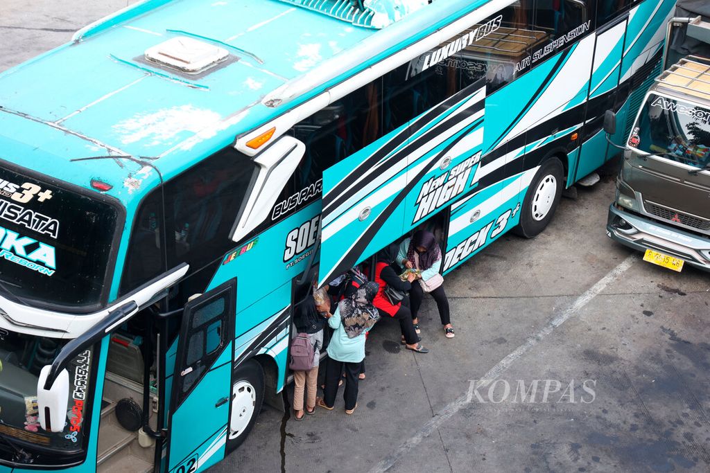 Bus wisata saat berhenti di area tempat istirahat Jalan Tol Semarang-Ungaran, Kabupaten Semarang, Jawa Tengah, Jumat (22/12/2023). 