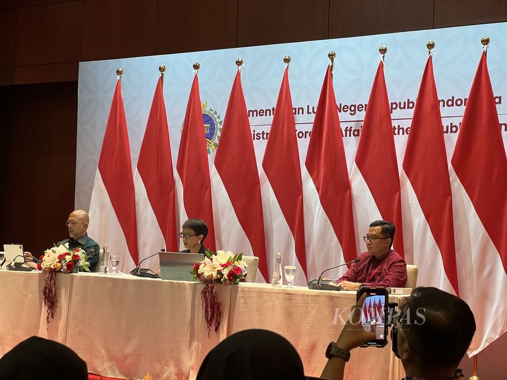 Menteri Luar Negeri Retno LP Marsudi (kedua dari kanan) memberikan penjelasan pada media tentang persiapan dan agenda pertemuan para menteri luar negeri ASEAN di Kementerian Luar Negeri di Jakarta, Jumat (7/7/2023), 
