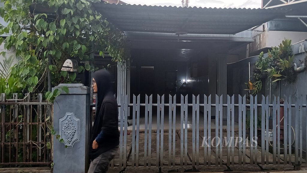 Seorang warga melintas di depan rumah Heriyadi AS (67), di Jalan Madjid Al-Ihsan, Kampung Sawah, Ciputat, Tangerang Selatan, Rabu (6/3/2024).