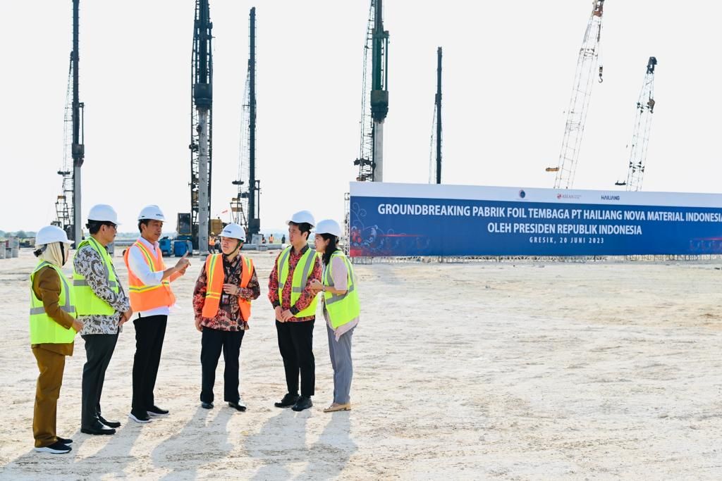 Presiden Joko Widodo menghadiri dimulainya pembangunan pabrik foil tembaga PT Hailiang Nova Material Indonesia, yang ada di Kawasan Ekonomi Khusus Java Integrated Industrial and Port Estate (JIIPE), Manyar, Kabupaten Gresik, Jawa Timur, Selasa (20/6/2023).