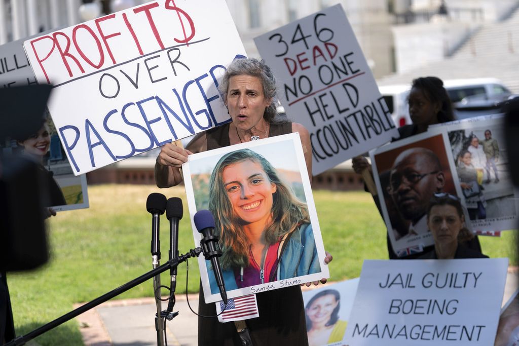 Nadia Milleron, orangtua Samya Rose Stumo, salah satu korban kecelakaan Boeing 737 Max di Ethiopia, memegang foto Stumo dalam konferensi pers di Capitol Hill, Washington DC, Amerika Serikat, pada 18 Juni 2024.