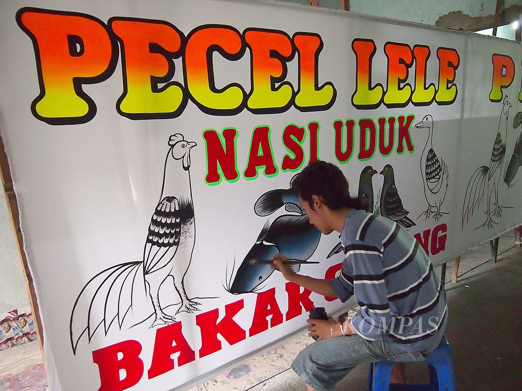 Warga Siman Kecamatan Sekaran Kabupaten Lamongan Jawa Timur mewarnai gambar dalam spanduk Pecel Lele, 15 Januari 2014.