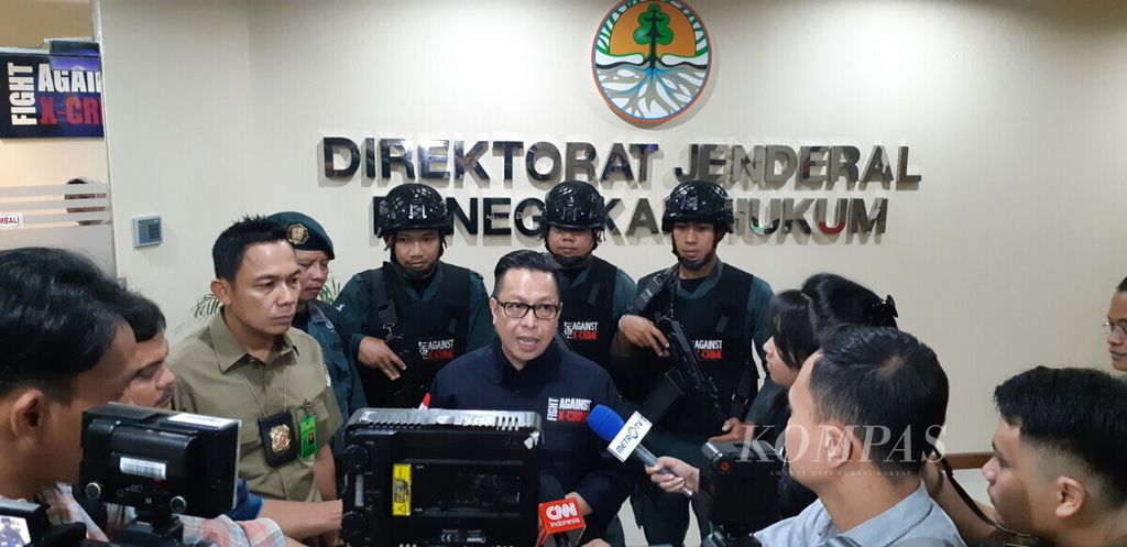 Director General of Law Enforcement at the Ministry of Environment and Forestry Rasio Ridho Sani, accompanied by Director of Criminal Law Enforcement at the Ministry, Yazid Nurhuda (left), spoke to the media on Monday, April 29, 2019 in Jakarta, regarding the handling of environmental crimes cases that they oversee.