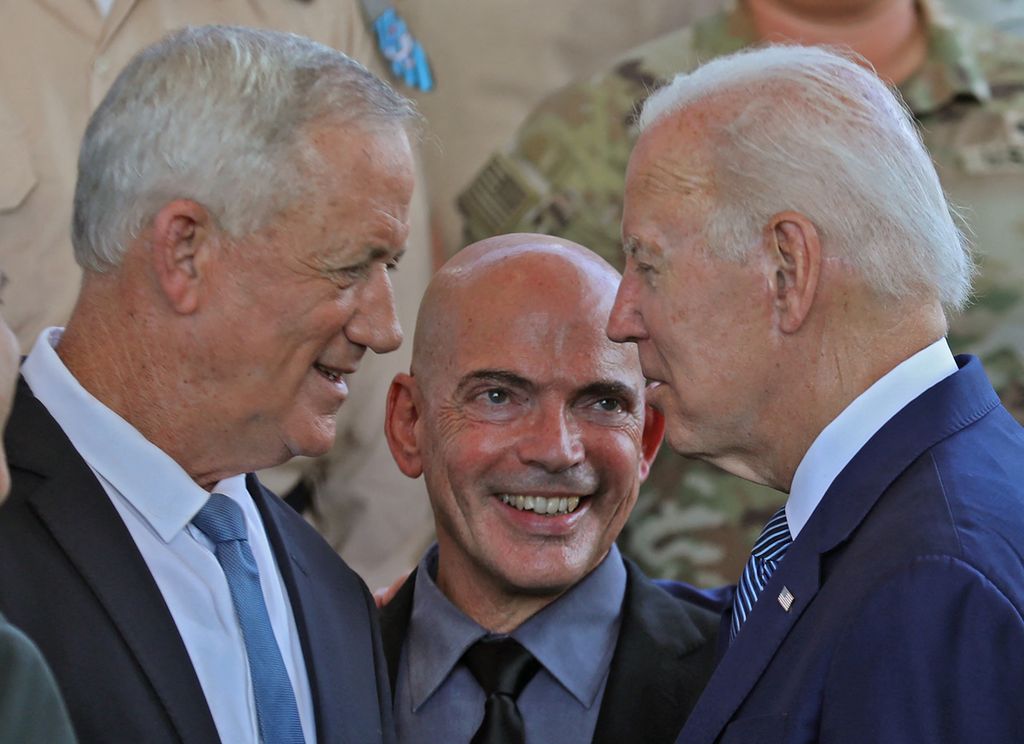 Presiden Amerika Serikat Joe Biden berbicara dengan Menteri Pertahanan Israel Benny Gantz (kiri) dan Daniel Gold, pakar teknologi dan inovasi Israel, saat berkeliling pameran sistem pertahanan Iron Beam dan Iron Dome di Bandara Ben Gurion, Tel Aviv, 13 Juli 2022. 