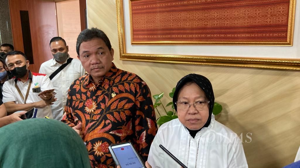 Anggota Badan Pemeriksa Keuangan (BPK) Achsanul Qosasi (kiri) dan Menteri Sosial Tri Rismaharini (kanan) di Jakarta, Kamis (28/7/2022).