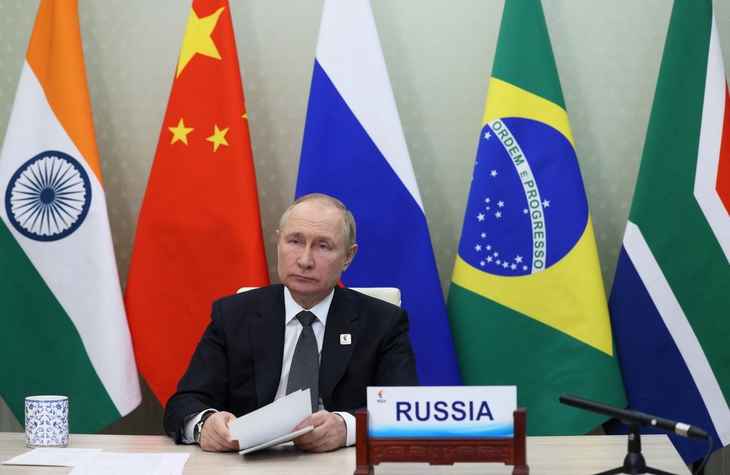 Presiden Rusia Vladimir Putin mengikuti pertemuan tingkat tinggi ke-14 BRICS secara virtual di Moskwa, 23 Juni 2022. 
