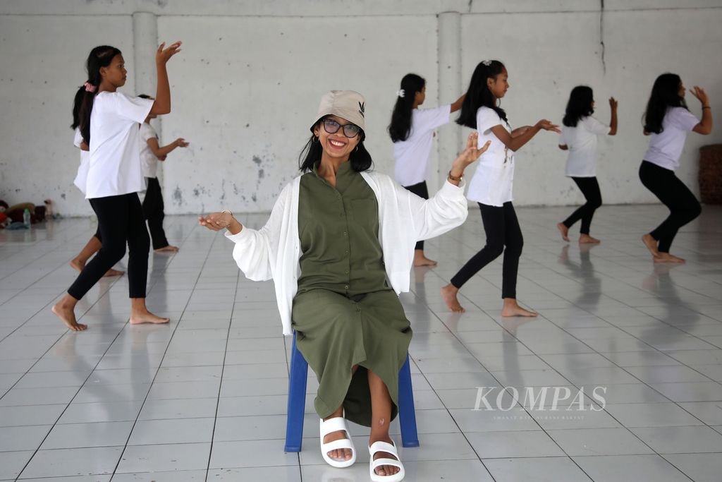 Laura Tias Avionita Sinaga, pendiri Sanggar Tari Simalungun Home Dancer (Sihoda), menari bersama anak didiknya di Kompleks Museum Simalungun, Pematang Siantar, Sumatera Utara, Rabu (4/9/2024). 