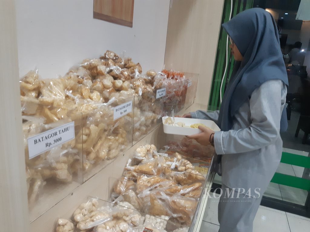 Warga mengambil sejumlah makanan secara prasmanan di Seblak Bandung Teh Lin di Jalan Moh Toha, Kota Cirebon, Jawa Barat, Jumat (19/4/2024) malam. 