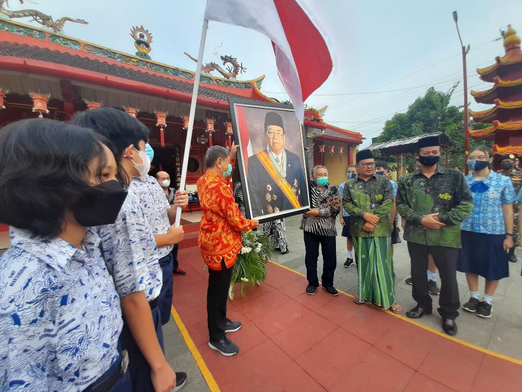 Dua pengurus TITD Hok An Kiong memegang fpto Gus Dur pemberian dari MWC NU Muntilan, Senin (31/1/2022) petang