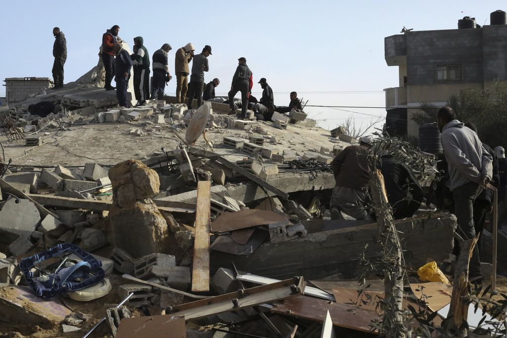 Warga Palestina melihat kerusakan yang timbul akibat serangan Israel pada bangunan permukiman di Rafah, Jalur Gaza, Minggu (3/3/2024). 