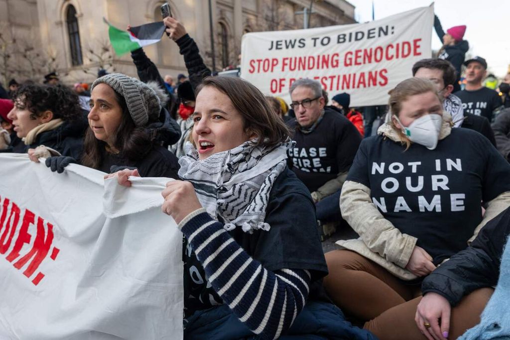 Kelompok aktivitas Suara Yahudi untuk Perdamaian atau Jewish Voice for Peace bersama para aktivis lainnya berunjuk rasa kala Presiden Amerika Serikat Joe Biden saat berkunjung ke Manhattan, New York, Rabu (7/2/2024). Mereka memprotes dukungan Biden pada Israel.