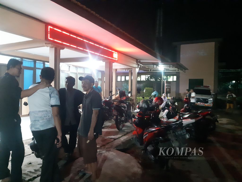 The atmosphere around the mortuary at Gunung Jati Regional Hospital, Cirebon City, West Java, Tuesday (9/4/2024) evening. A number of people are waiting for news regarding the four bodies suspected of having died in the CSB Mall septic tank on Tuesday afternoon.