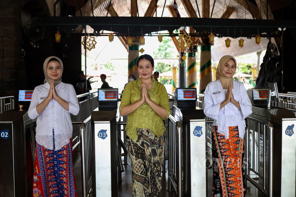 Petugas mengenakan kebaya saat menjaga loket tiket di Ancol Taman Impian, Jakarta, Minggu (21/4/2024). 