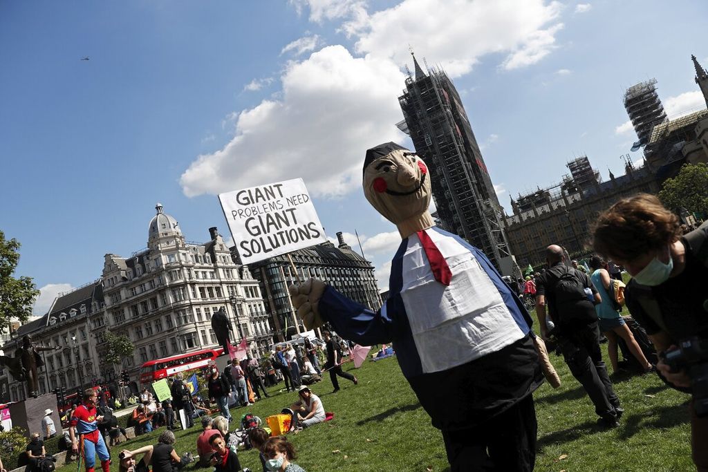 Aktivis kelompok Extinction Rebellion menyuarakan perlunya solusi nyata dalam mengatasi perubahan iklim saat menggelar aksi di Lapangan Parlemen, London, Inggris, Selasa (1/9/2020). 