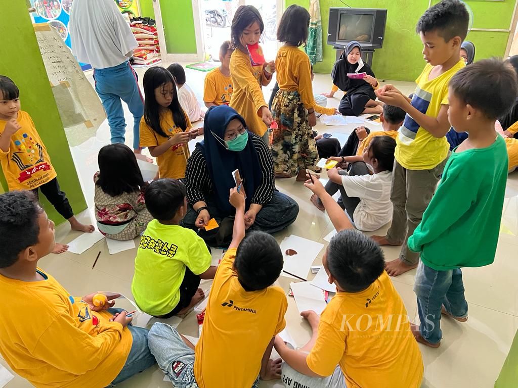 Anak-anak pesisir belajar dan bermain di Sekolah Anak Percaya Diri di Makassar, Jumat (11/3/2022). Mereka umumnya adalah korban kekerasan.