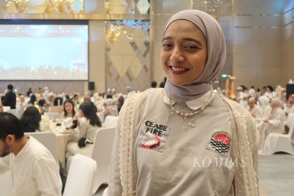 Pesohor Chiki Fawzi memamerkan bajunya yang menampilkan logo dukungan untuk Palestina. Ia berpose untuk foto di sela-sela acara Wardah Ramadan Gathering: Teruskan Langkah Baikmu, Jakarta, Kamis (21/3/2024).