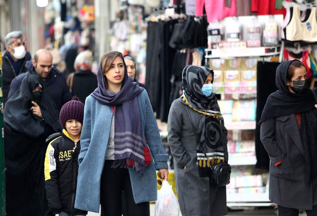 Warga Iran berjalan-jalan di pasar Tajrish di Teheran bagian utara pada Rabu 925/1/2023)