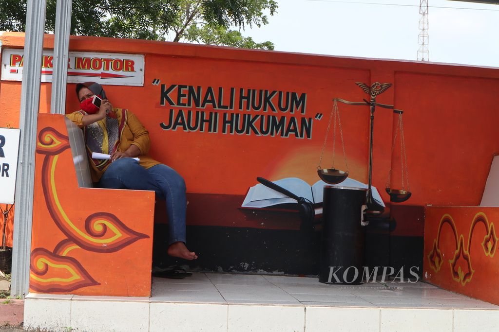 Warga menunggu di dekat kantor Kejaksaan Negeri Sumber, Kabupaten Cirebon, Jawa Barat, Senin (24/1/2022). 