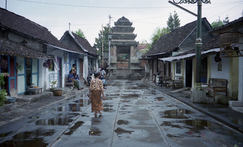 Jalan masuk kompleks pemakaman terbelah untuk dihuni para juru kunci dari Keraton Yogyakarta dan Keraton Surakarta. Pemandangan ini merupakan sisa-sisa perpecahan Mataram menjadi dua kerajaan pada tahun 1775.